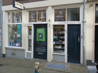 847186 Gezicht op de winkelpui van boekhandel Savannah Bay (Telingstraat 13) te Utrecht, met rechts in het plaveisel de ...